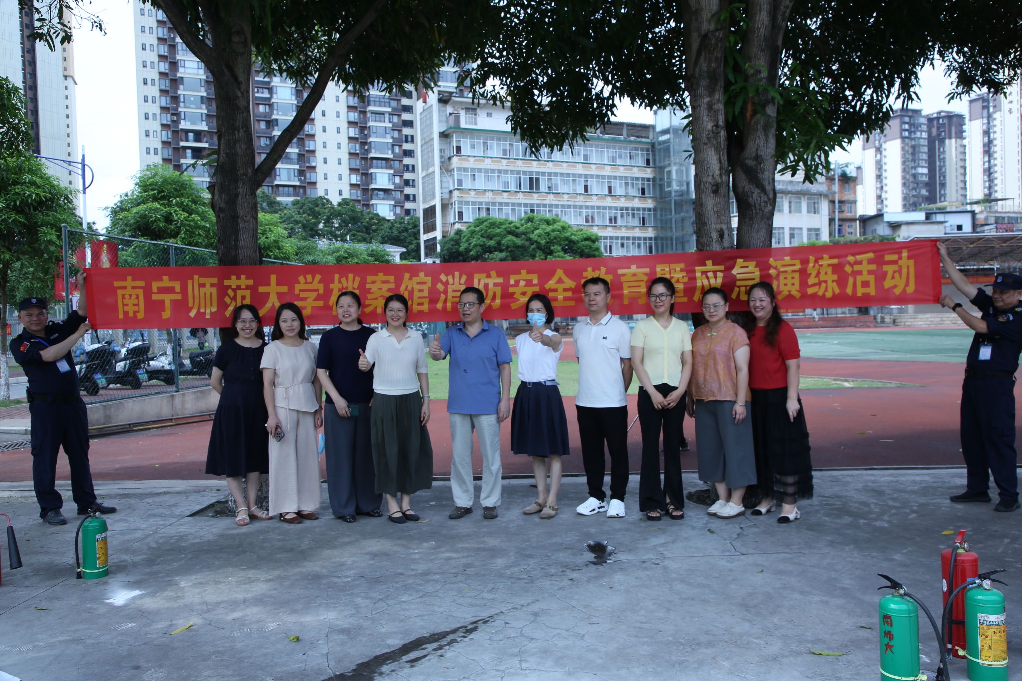 全体人员现场学习灭火疏散理论知识 全体人员现场学习灭火疏散理论知识